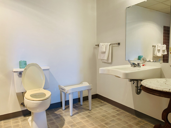 Bathroom 4, Olde Amish Inn, Lancaster