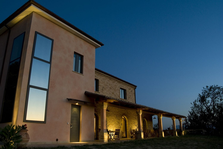 Exterior & Views