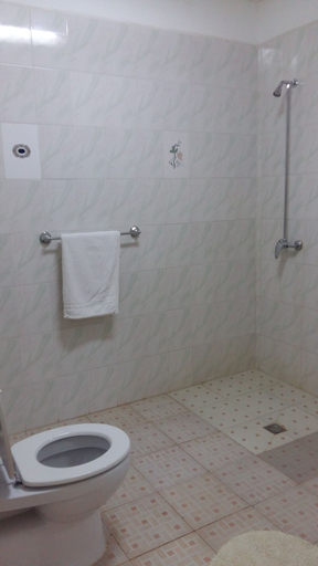 Bathroom 4, Sand Beach Hotel, Kanifing