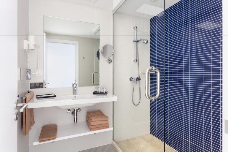 Bathroom 4, Hotel Riu Papayas - All Inclusive, Las Palmas