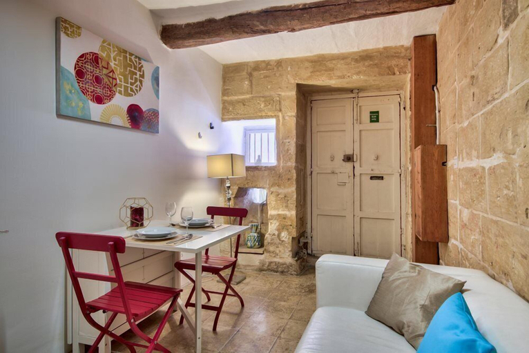 Bedroom 2, Vallettastay Augustinian