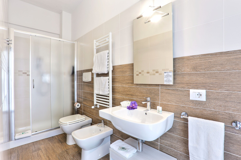Bathroom 4, Hotel La Pineta, Grosseto