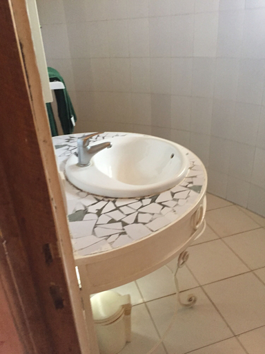 Bathroom 3, Les Cristaux Roses, Rufisque