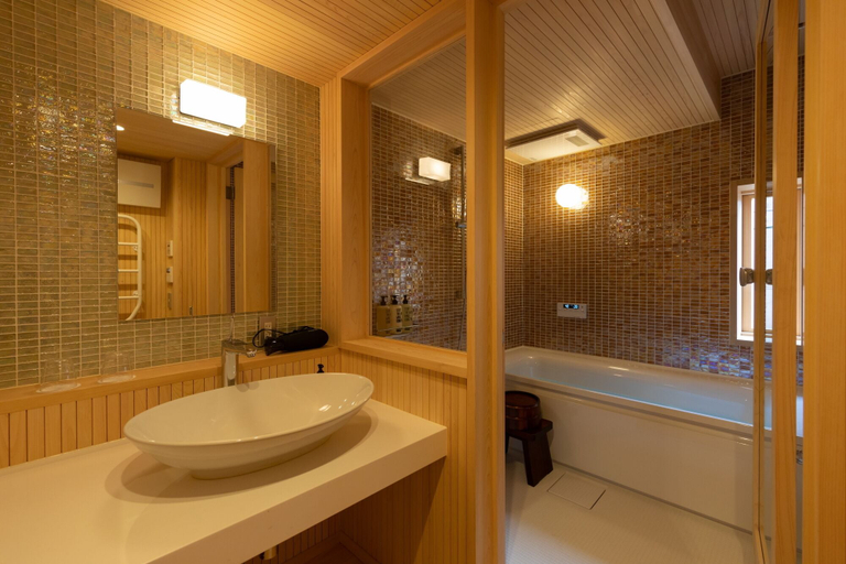 Bathroom 4, Hotel Koo OotsuHyakucho, Ōtsu