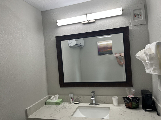 Bathroom 3, Sunglow Hotel, Wayne