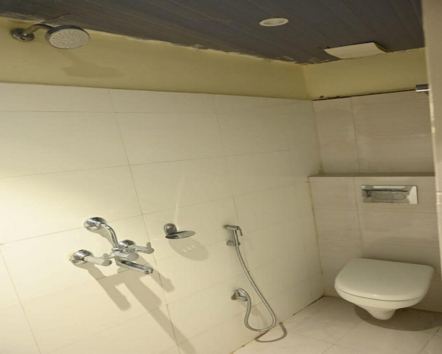Bathroom 3, Hotel Churuvilla, Ranchi