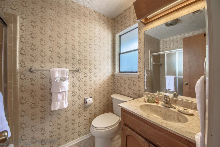 Bathroom 3, Totally Tubular CRC 303, Comal