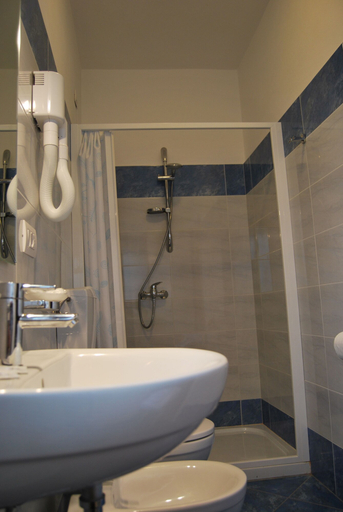 Bathroom 4, Hotel Laurin, Lucca