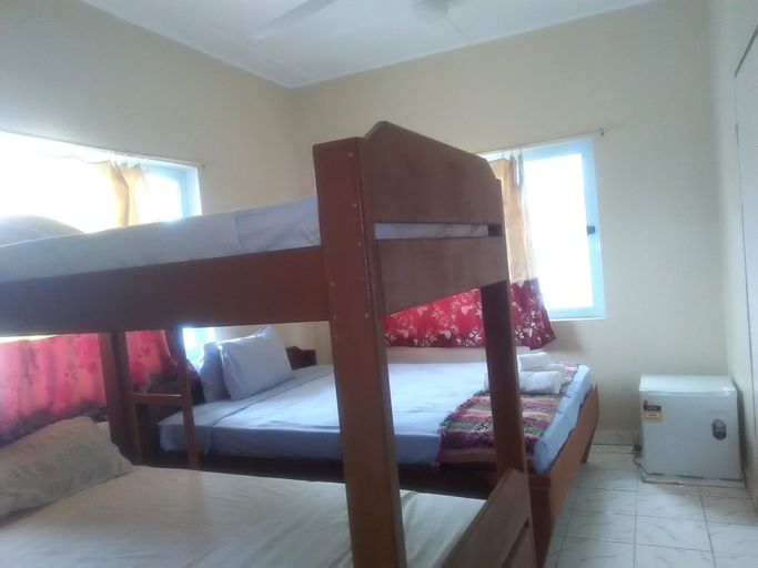 Bedroom 4, Tropicana Motel & Backpackers, Luganville