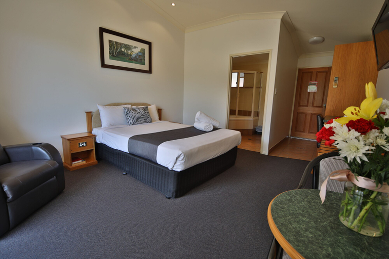 Bedroom 3, Emerald Explorers Inn, Emerald