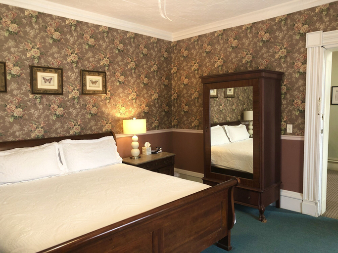Bedroom 4, Rogues' Harbor Inn, Tompkins