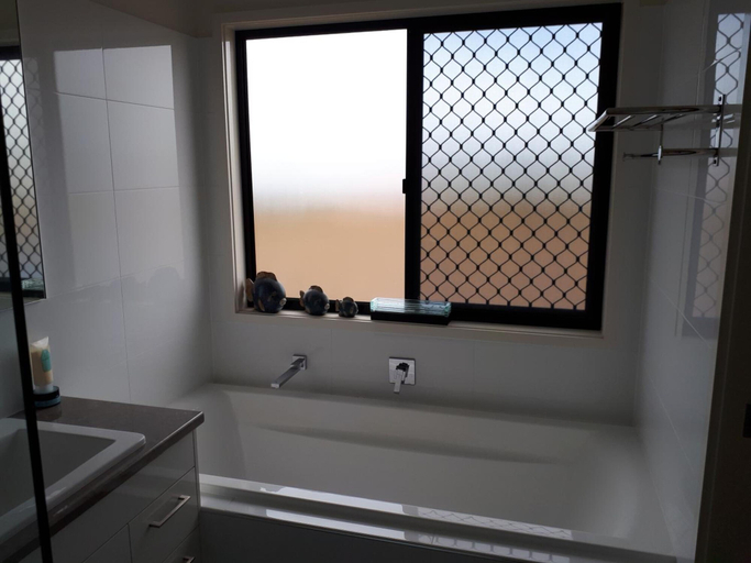 Bathroom 4, Fraser Views Bed and Breakfast, Hervey Bay - Pt A