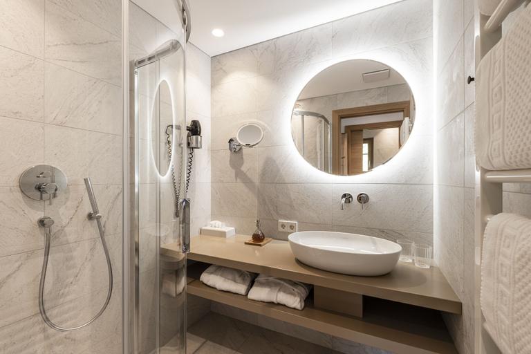 Bathroom 5, Hotel Strasserwirt Ansitz zu Tirol, Lienz
