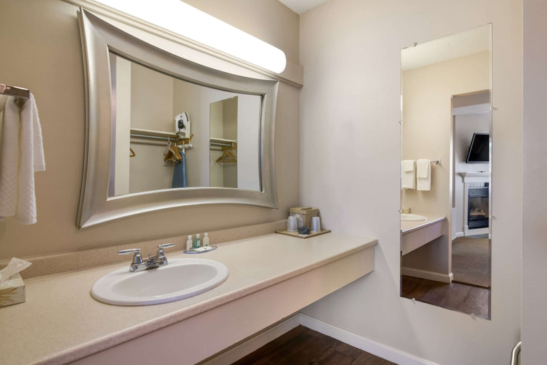 Bathroom 4, Quality Inn & Suites Auburn I-95, Androscoggin