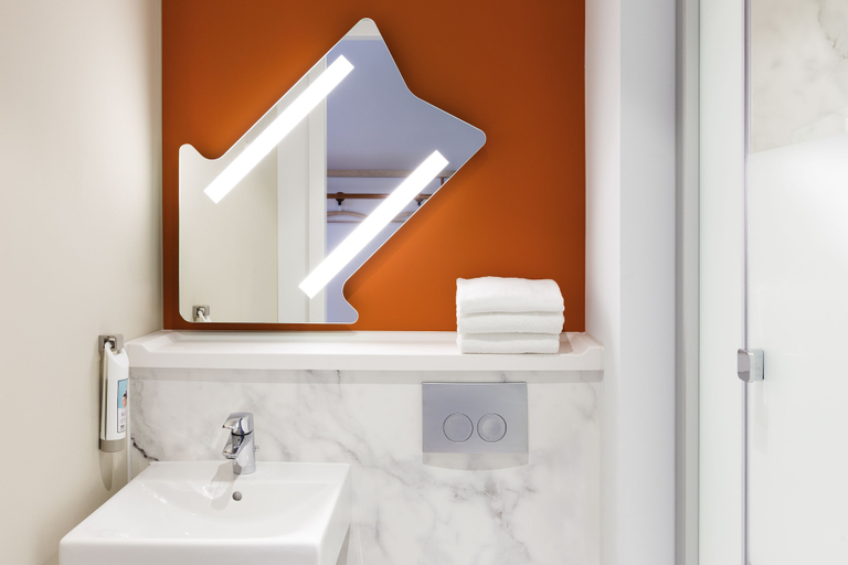 Bathroom 4, Ibis Budget Saint-Genis-Pouilly Genève, Ain