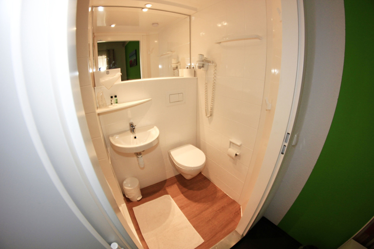 Bathroom 5, Die Botschaft, Berlin