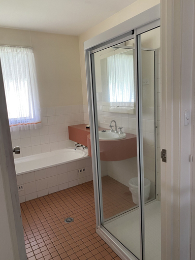 Bathroom 4, Motel Kempsey-No Pets Allowed, Kempsey