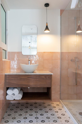 Bathroom 4, Lady Todd