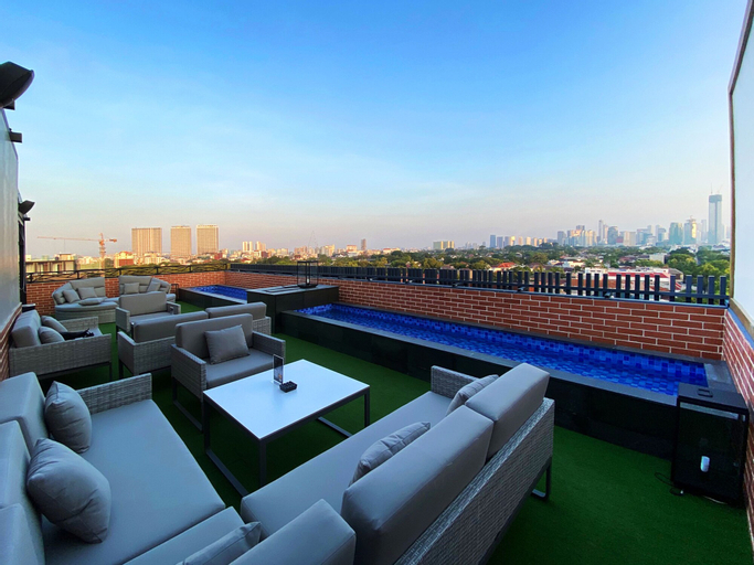 Exterior & Views 27