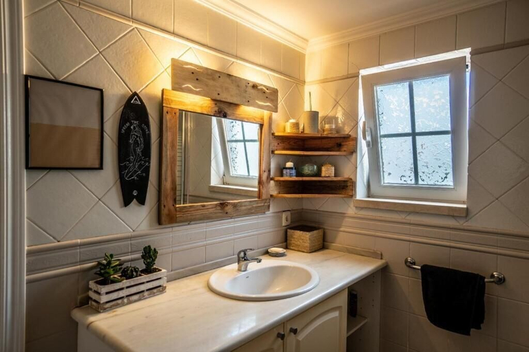 Bathroom 5, Ahoy Surf House, Peniche