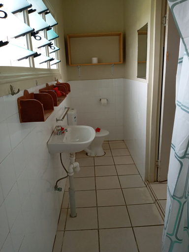 Bathroom 5, Tropicana Motel & Backpackers, Luganville