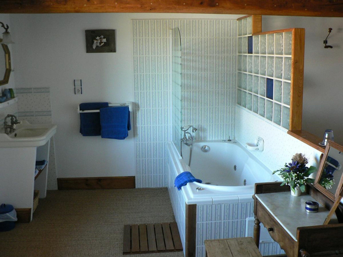 Bathroom 5, Domaine Beaupré, Aude