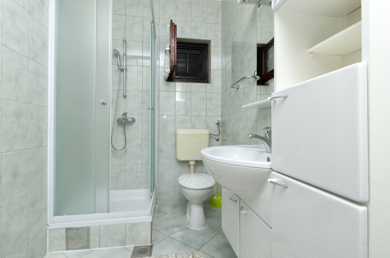 Bathroom 3, Apartments Mime Only Family, Pirovac