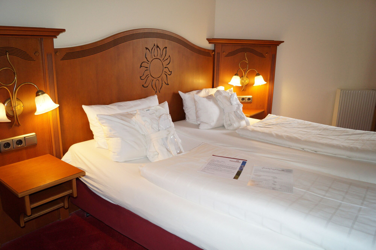 Bedroom 3, Alpenhotel Oberstdorf – ein Rovell Hotel, Oberallgäu