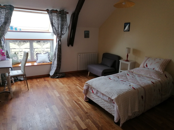 Bedroom 5, La Parisière, Manche