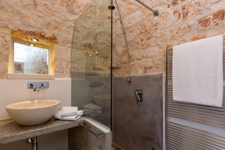 Bathroom 4, Trulli Piccoli, Bari