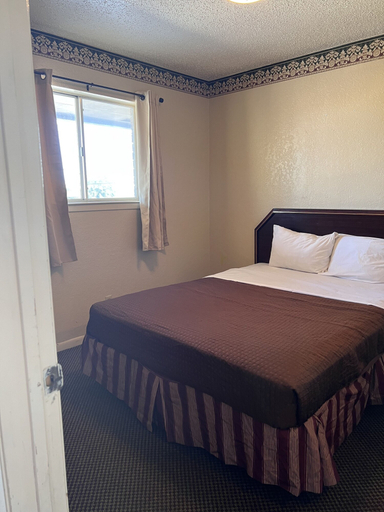 Bedroom 2, Hallmark Inn and Suites, Bell