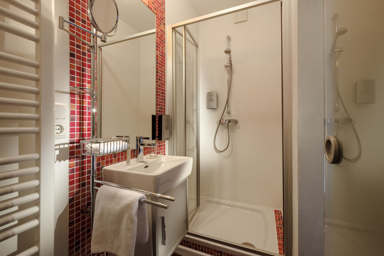 Bathroom 4, Berghotel Maibrunn, Straubing-Bogen