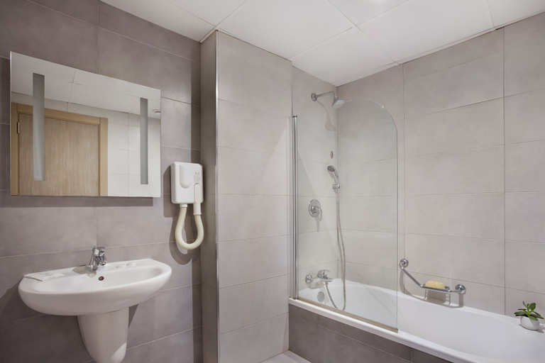 Bathroom 4, Plaza Regency Hotels