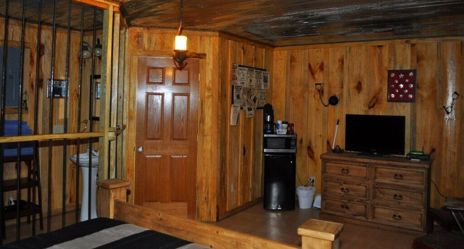 Bedroom 3, Diamonds Old West, Pike