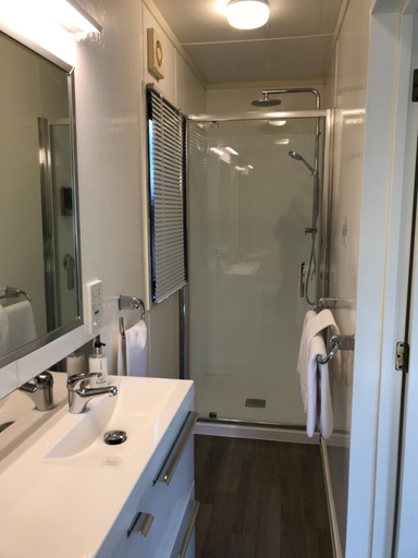 Bathroom 3, Bay Cabinz Motel, Far North