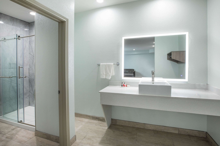 Bathroom 4, Super 8 by Wyndham Humble/Fallcreek/Houston, Houston