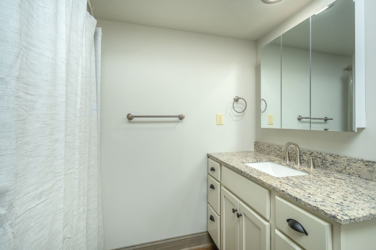 Bathroom 3, Lake's End, Garrett