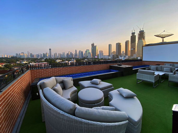 Exterior & Views 28