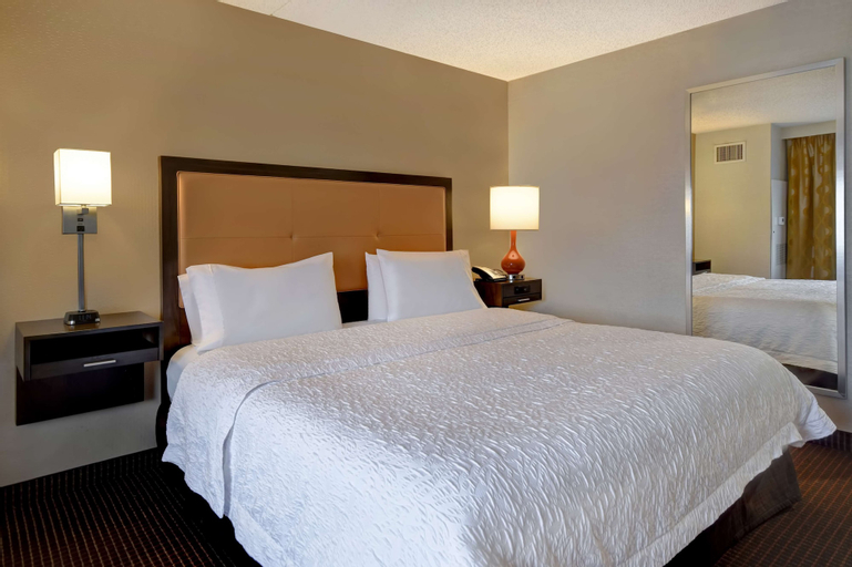 Bedroom 3, Hampton Inn NY-JFK, New York