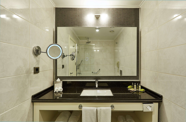 Bathroom 5, Doubletree By Hilton Hotel Izmir - Alsancak, Konak