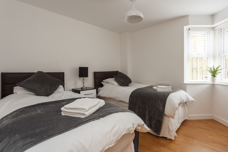 Bedroom 3, Stunning Contemporary Apartment, Bournemouth