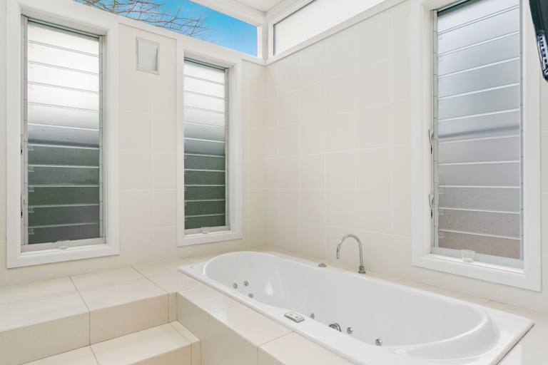 Bathroom 4, Colhurst House, Mount Gambier