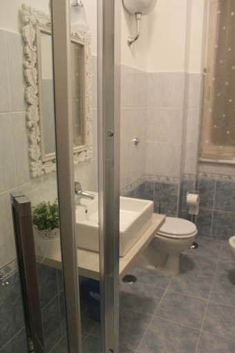 Bathroom 3, La Casa in Fiore, Roma