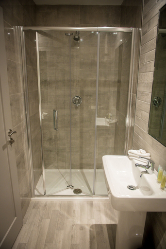Bathroom 3, Tatler Jack
