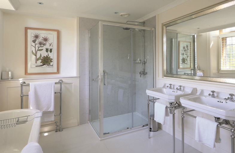 Bathroom 4, Macdonald Bear Hotel, Oxfordshire