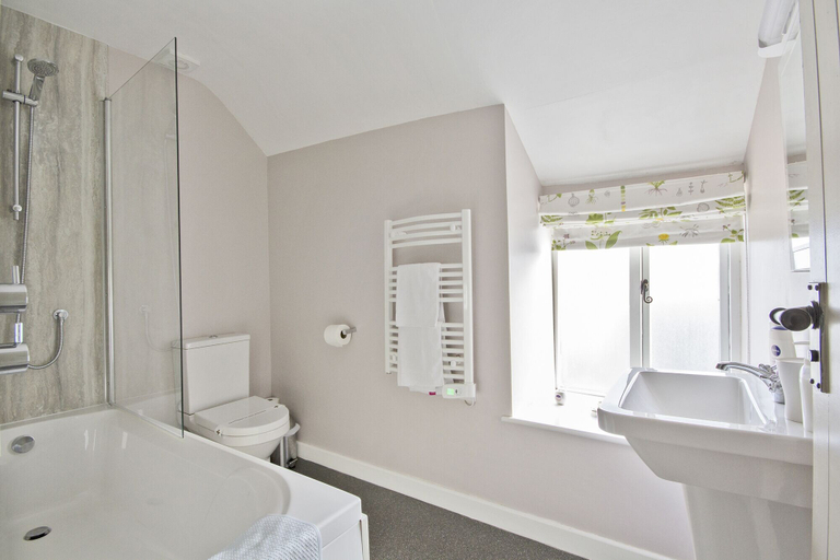 Bathroom 4, Hawthorn Farm Guest House, Derbyshire