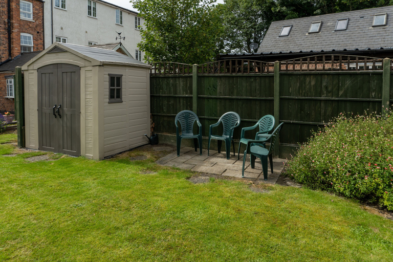 Exterior & Views 2, The Lawns Guest House, Nottinghamshire