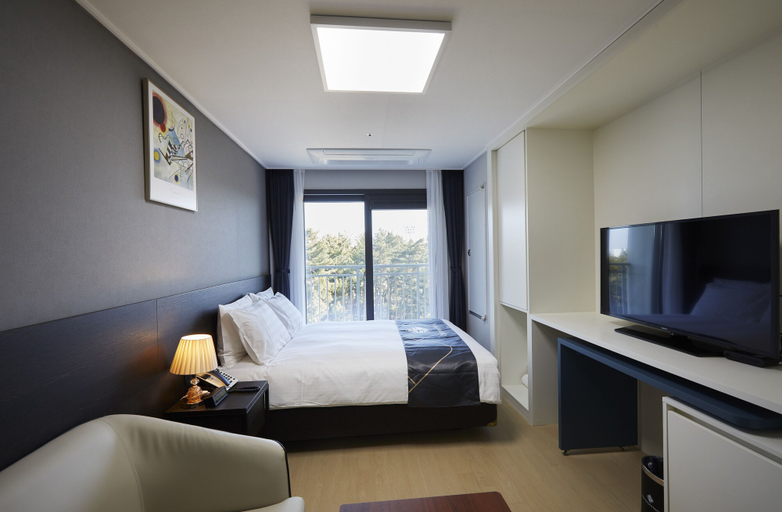 Bedroom 3, Sokcho Chonpines Beach Hotel, Sokcho