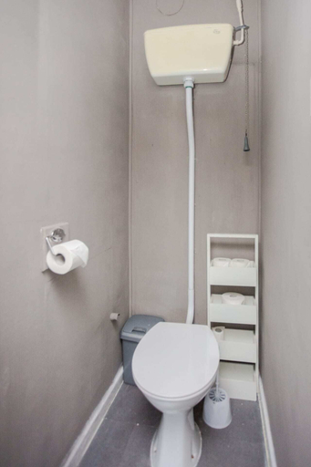 Bathroom, Spacious 3 Bedroom Flat in the Heart of Shoreditch, London