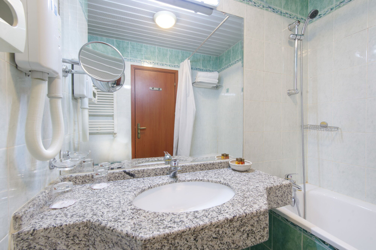 Bathroom 4, Hotel Downtown, Stolichna